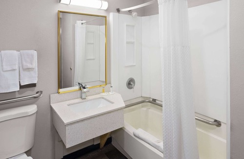 Indianapolis Hotel | Days Inn & Suites by Wyndham Northwest Indianapolis