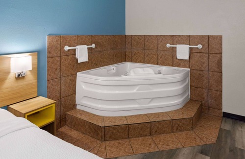 Indianapolis Hotel | Days Inn & Suites by Wyndham Northwest Indianapolis