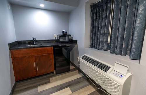 Milwaukee Hotel | Days Inn & Suites by Wyndham Milwaukee