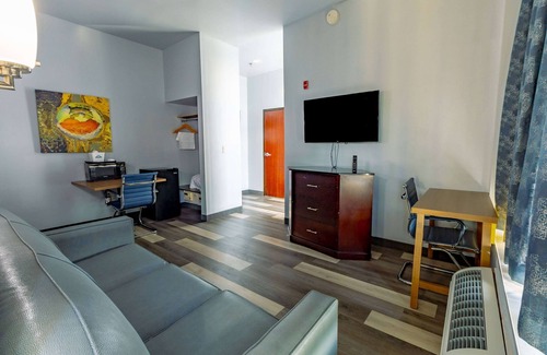 Milwaukee Hotel | Days Inn & Suites by Wyndham Milwaukee