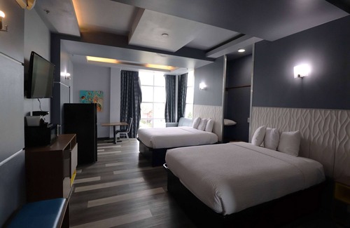Milwaukee Hotel | Days Inn & Suites by Wyndham Milwaukee