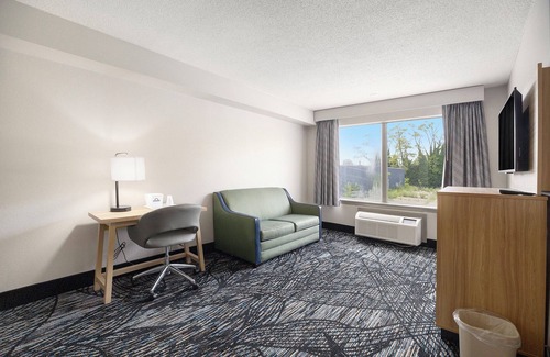 Norton Shores Hotel | Days Inn & Suites by Wyndham Norton Shores/Muskegon