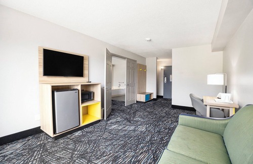 Norton Shores Hotel | Days Inn & Suites by Wyndham Norton Shores/Muskegon
