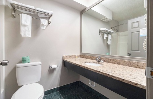 Norton Shores Hotel | Days Inn & Suites by Wyndham Norton Shores/Muskegon
