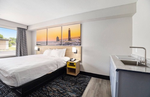 Norton Shores Hotel | Days Inn & Suites by Wyndham Norton Shores/Muskegon