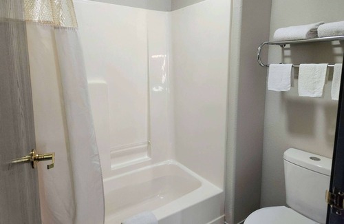 New Iberia Hotel | Days Inn & Suites by Wyndham New Iberia