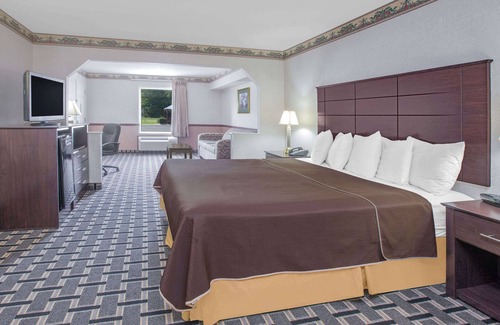 Pine Bluff Hotel | Days Inn & Suites by Wyndham Pine Bluff
