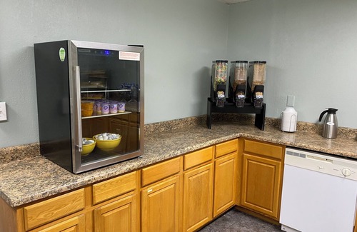 Springfield Hotel | Days Inn & Suites by Wyndham Springfield on I-44