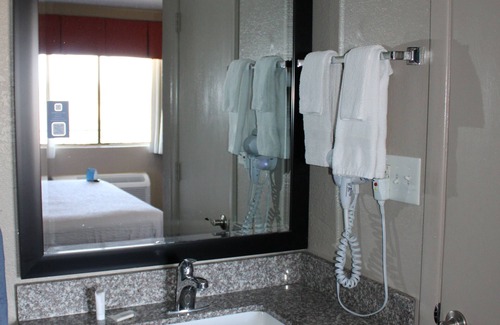 Springfield Hotel | Days Inn & Suites by Wyndham Springfield on I-44