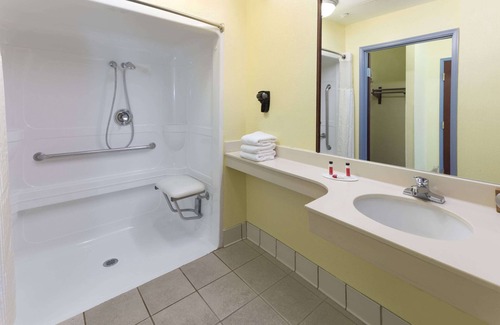 Union City Hotel | Days Inn & Suites by Wyndham Union City