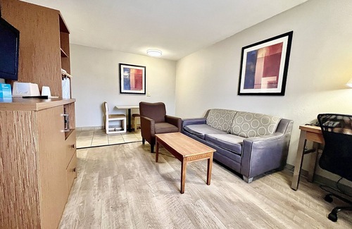 Arlington Hotel | Days Inn & Suites by Wyndham Arlington Near Six Flags