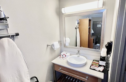 Arlington Hotel | Days Inn & Suites by Wyndham Arlington Near Six Flags