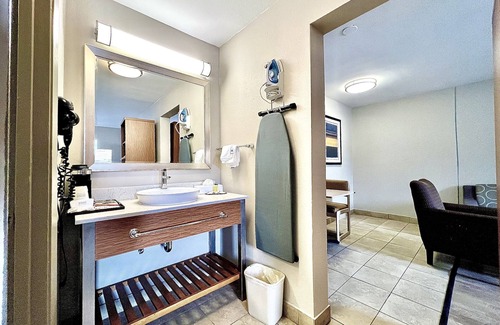 Arlington Hotel | Days Inn & Suites by Wyndham Arlington Near Six Flags