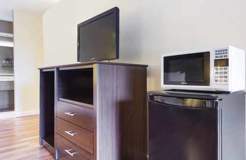 Brewton Hotel | Days Inn & Suites by Wyndham Brewton