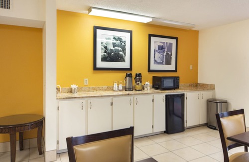 Brewton Hotel | Days Inn & Suites by Wyndham Brewton