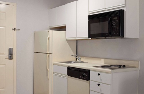 Green Bay Hotel | Days Inn & Suites by Wyndham Green Bay WI.