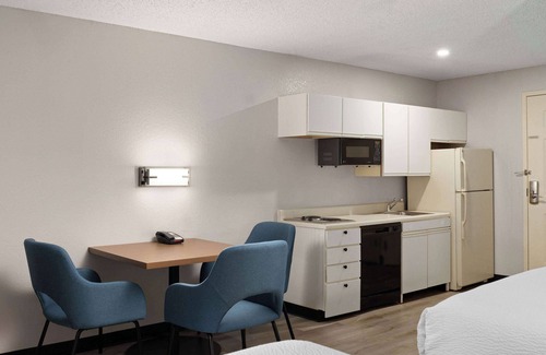 Green Bay Hotel | Days Inn & Suites by Wyndham Green Bay WI.