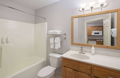 Green Bay Hotel | Days Inn & Suites by Wyndham Green Bay WI.