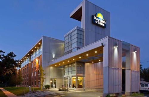 Milwaukee Hotel | Days Inn & Suites by Wyndham Milwaukee