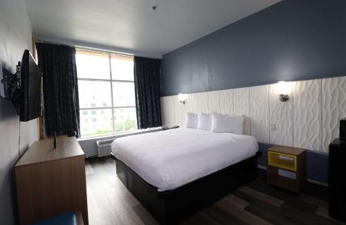 Milwaukee Hotel | Days Inn & Suites by Wyndham Milwaukee