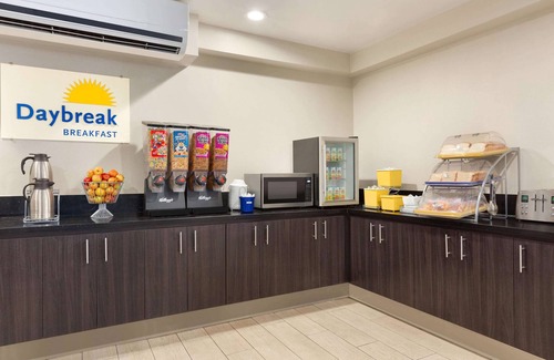 Anaheim Resort Hotel | Days Inn & Suites by Wyndham Anaheim At Disneyland Park