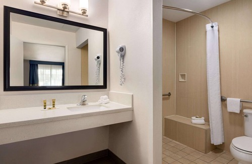 Anaheim Resort Hotel | Days Inn & Suites by Wyndham Anaheim At Disneyland Park