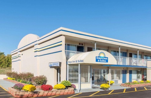 Murlin Heights Hotel | Days Inn & Suites by Wyndham Dayton North