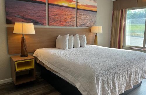 Murlin Heights Hotel | Days Inn & Suites by Wyndham Dayton North