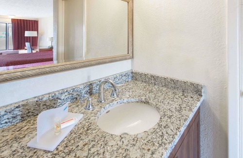 Murlin Heights Hotel | Days Inn & Suites by Wyndham Dayton North