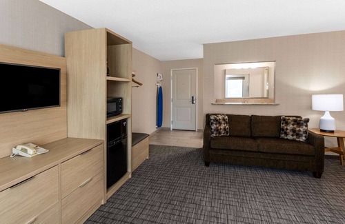 Duluth Hotel | Days Inn & Suites by Wyndham Duluth by the Mall