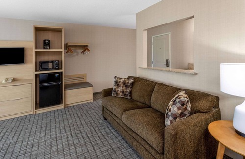 Duluth Hotel | Days Inn & Suites by Wyndham Duluth by the Mall