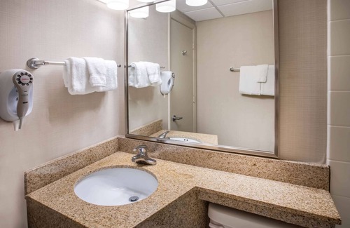 Duluth Hotel | Days Inn & Suites by Wyndham Duluth by the Mall