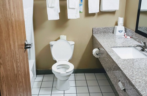 Morris Hotel | Days Inn & Suites by Wyndham Morris/I-80