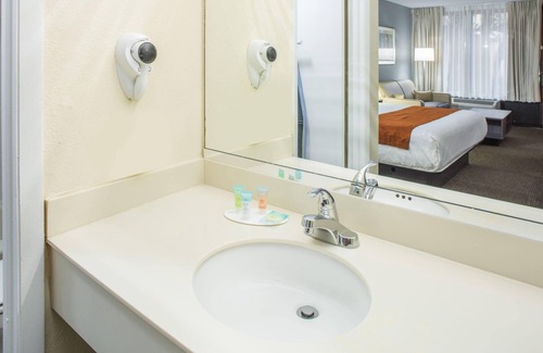 Orlando Hotel | Days Inn & Suites by Wyndham Orlando Airport