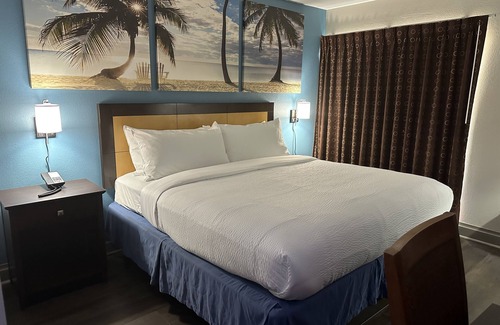 Tampa Hotel | Days Inn & Suites by Wyndham Tampa near Ybor City