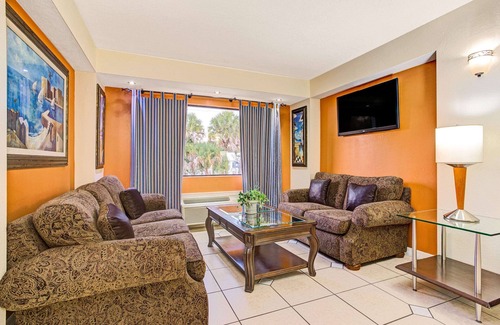 Tampa Hotel | Days Inn & Suites by Wyndham Tampa near Ybor City