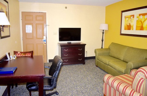 Northlake Hotel | Days Inn & Suites by Wyndham Tucker/Northlake