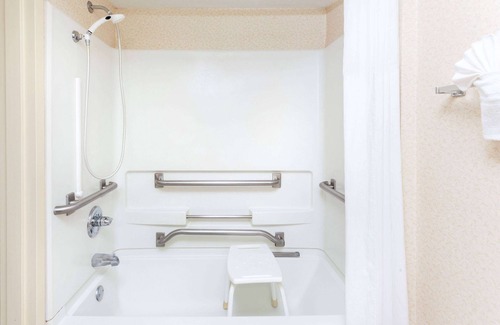 Northlake Hotel | Days Inn & Suites by Wyndham Tucker/Northlake