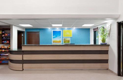 Barker Hotel | Days Inn & Suites by Wyndham Sam Houston Tollway