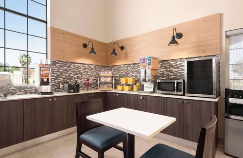 Southeast Houston Hotel | Days Inn & Suites by Wyndham Houston Hobby Airport