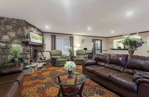 Kaukauna Hotel | Days Inn & Suites by Wyndham Kaukauna WI
