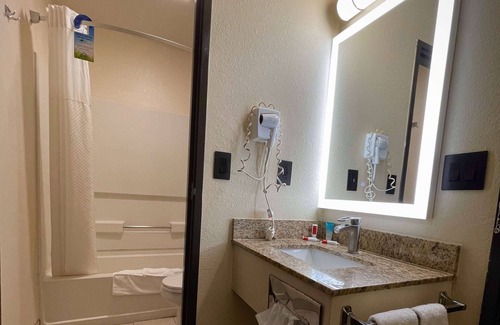 Kaukauna Hotel | Days Inn & Suites by Wyndham Kaukauna WI