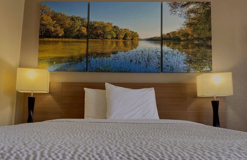 Kaukauna Hotel | Days Inn & Suites by Wyndham Kaukauna WI
