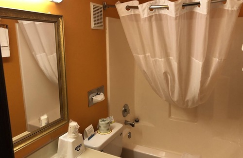 Girard Hotel | Days Inn & Suites by Wyndham Youngstown/Girard Ohio