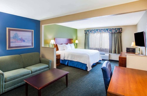 South Side Hotel | Days Inn & Suites by Wyndham Corpus Christi Central