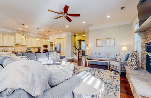 Sun Ridge House | Dazzling Bayside Resort home with pools, gym, & athletic court - close to beach