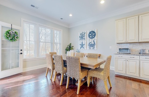 Sun Ridge House | Dazzling Bayside Resort home with pools, gym, & athletic court - close to beach