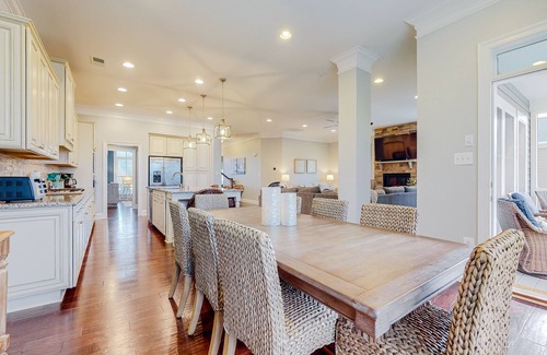 Sun Ridge House | Dazzling Bayside Resort home with pools, gym, & athletic court - close to beach