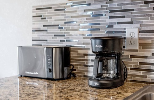 Garland Apartment | Dazzling & Stylish Extended Stay Apt w/Grill