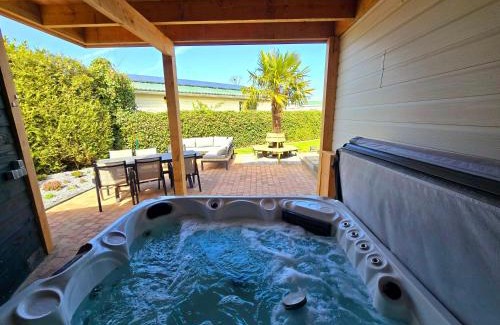 Sint-Annaland Ski Chalet | De Corner van Zeeland met jacuzzi